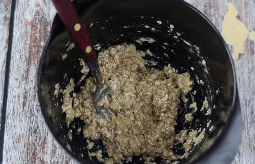 1. Этап. Здоровое печенье из банана: 2. Затем разомните массу вилкой в кашицу.