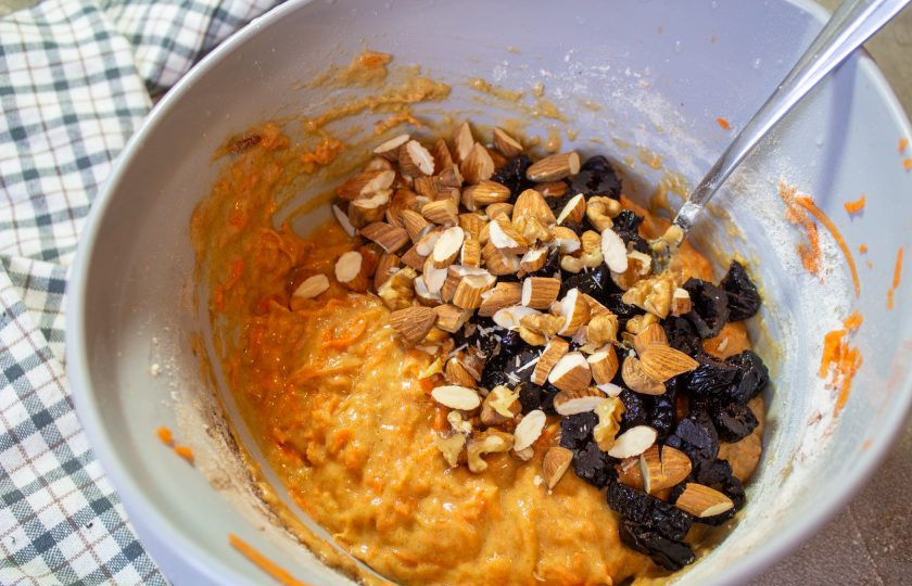 1. Этап. Морковный кекс с орехами: Орехи порубите крупно. Чернослив помойте и обсушите, нарежьте на кусочки. В тесто добавьте орехи и чернослив. Соедините все ингредиенты.