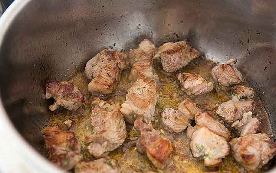 1. Этап. Тушеная баранина с овощами: 3. Обжарьте до румяности со всех сторон и снимите временно с огня.