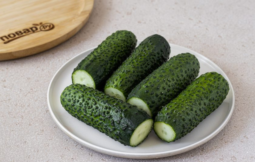 1. Этап. Маринованные огурцы Глобус: Огурцы предварительно замочите в прохладной воде на пару часов. Отрежьте кончики.