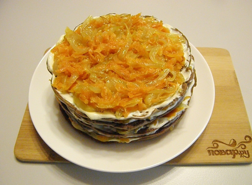 1. Этап. Печеночный торт из куриной печени: И так продолжайте, пока не закончатся начинка и коржи. У меня коржи маленького диаметра, поэтому получилось 2 тортика.