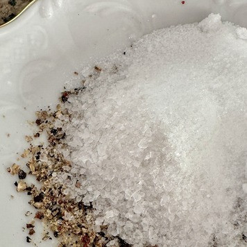 1. Этап. Свинина су вид: Первым делом – засолить. Составил посолочную смесь. Из расчета на килограмм мяса взял: соль (лучше всего взять крупную) - 10г, соль нитритная (с содержанием нитрита натрия 0,4-0,5%) - 10г, перец черный дробленый – половинка ложки чайной «без верха», листик лавровый (поломать мелко). Можно сахар добавить, но это дело вкуса. По-поводу нитритной соли не надо заморачиваться и паниковать. В смысле ее вредности и прочего негатива. В итоге цвет у готового мяса будет отменный, вкус ветчинный. А главное, все-таки соблюдена безопасность. Мясо будет просаливаться три дня. И хоть лежать будет в холодильнике и с солью, а лучше перестраховаться.