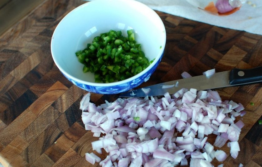 1. Этап. Говяжьи котлеты для бургеров: 2. Очистите шалот и нарежьте его мелко.