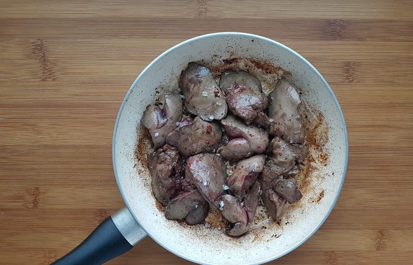 1. Этап. Террин из курицы с фисташками: На той же сковороде, где жарился лук, обжарьте печень в течение 5 минут. В конце нужно посолить и поперчить. Когда печень остынет, нарежьте ее кубиками.