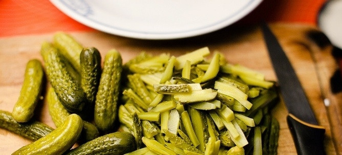 1. Этап. Слоеный салат с печенью: 5. Огурцы (у меня корнишоны) нарезаю тонкими полосками.