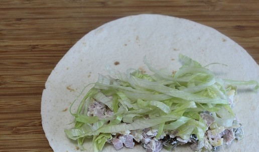 1. Этап. Горячий ролл с сосиской: Сверху нарезанный салат айсберг.