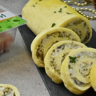 Сырный рулет с индейкой и грибами