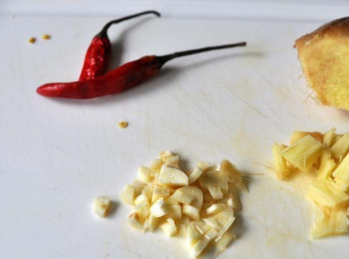 1. Этап. Баклажаны в воке: Чистим чеснок и имбирь и мелко нарезаем.