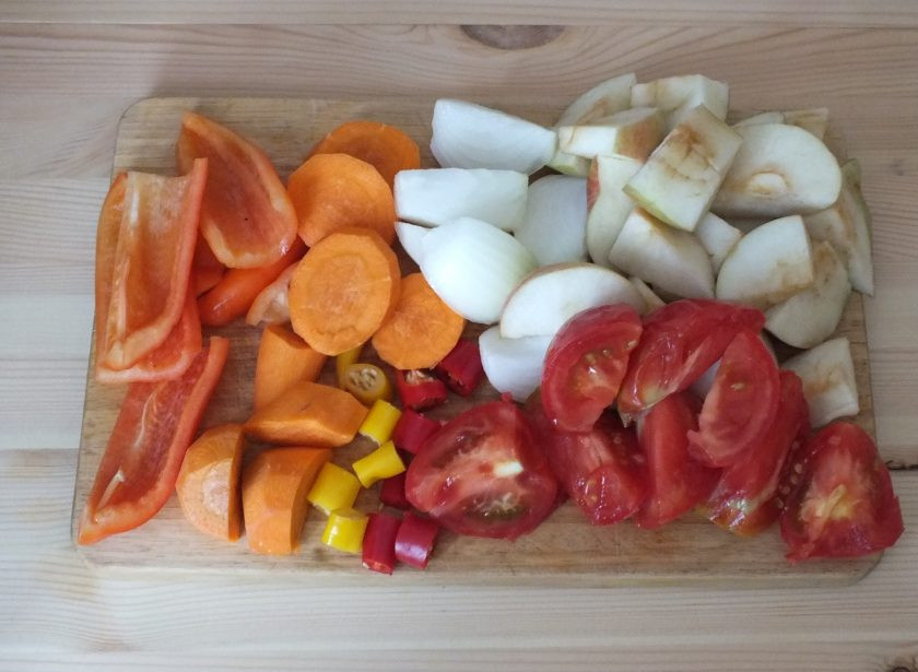 1. Этап. Острый салат из кабачков на зиму: Овощи и яблоки нарежьте на кусочки.