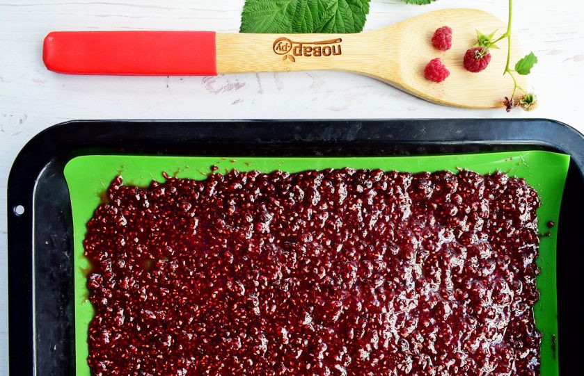 1. Этап. Малиновая смоква: 4. Противень (поднос) выложите силиконовым ковриком или пергаментом для выпечки. Его можно слегка смазать растительным маслом. Смокву можно сушить на солнце до готовности или в духовке при температуре 40-50 градусов.