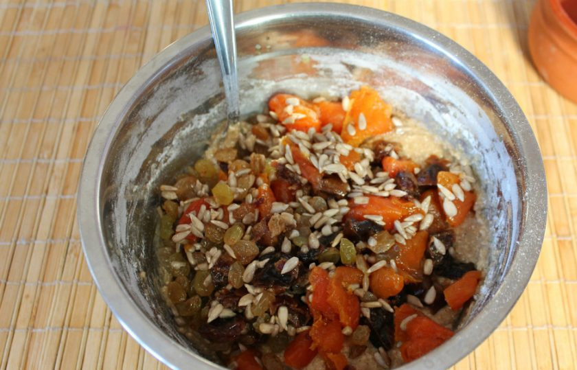 1. Этап. Рождественский кекс с коньяком: Сухофрукты перекладываем на сито. Коньяк, который стечет оставляем для пропитывания кекса. Сухофрукты пропитанные коньяком добавляем в тесто и все перемешиваем.