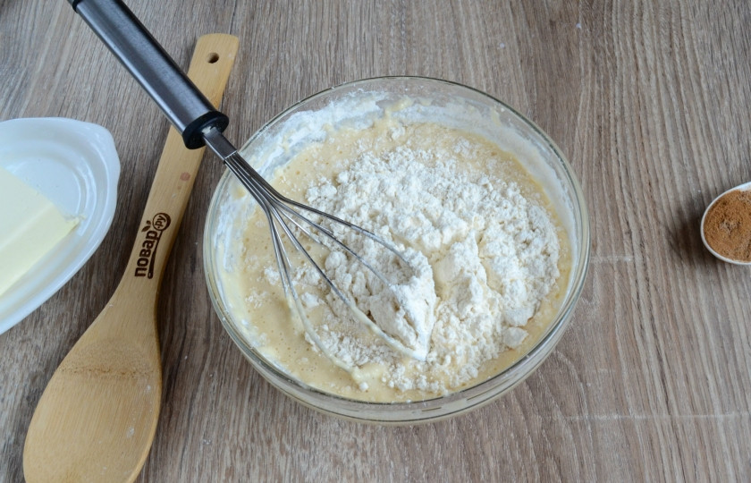 1. Этап. Булочки Синнабон (правильный рецепт 100%): Начинайте вводить просеянную муку. Размешивайте сначала венчиком или ложкой, а затем выложите тесто на рабочую поверхность и замесите руками. Месить надо около 10 минут, за это время тесто станет однородным и гладким. Обратите внимание: муки вам может понадобиться немного больше или меньше, чем указано в рецепте, в этом нет ничего страшного.