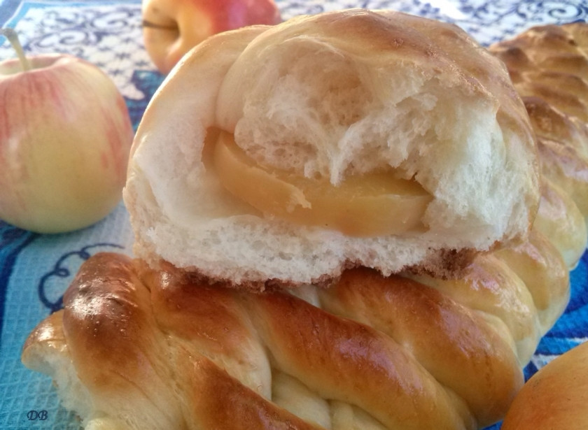 1. Этап. Сдобная плетенка с яблоками: Готовую плетенку накройте полотенцем и остудите на решетке. Приятного чаепития!