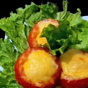 Запечённые помидоры с яйцом и сыром