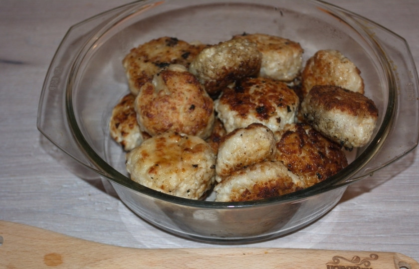 1. Этап. Куриные тефтели в сметанном соусе: Тефтели обжариваем с двух сторон. Складываем в емкость. Заливаем тефтели полученным сметанной-сливочным соусом.