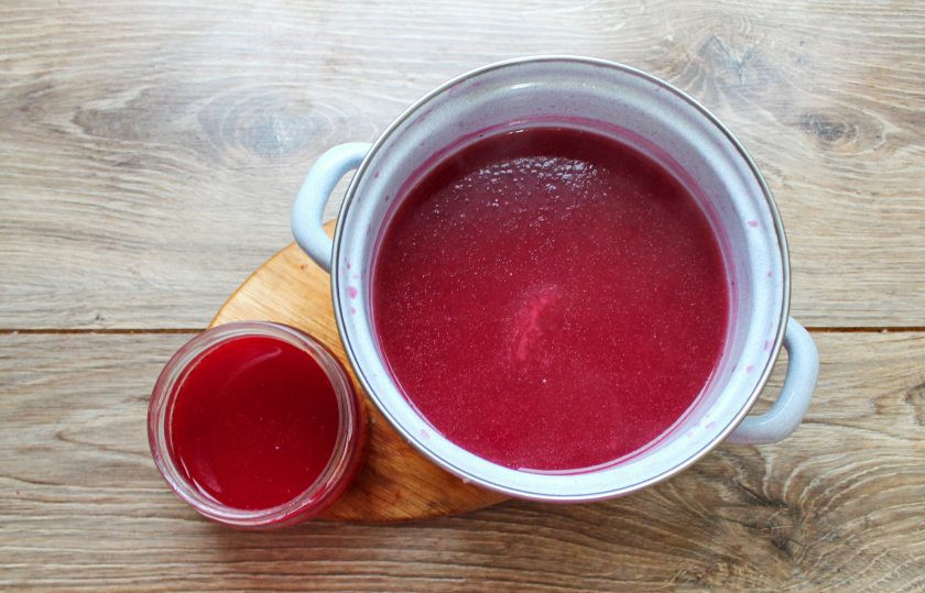 1. Этап. Клюквенный кисель Правильный: Дайте клюквенному киселю остыть до теплого состояния. После этого понемногу вливайте клюквенный сок, перемешивая до однородного напитка.