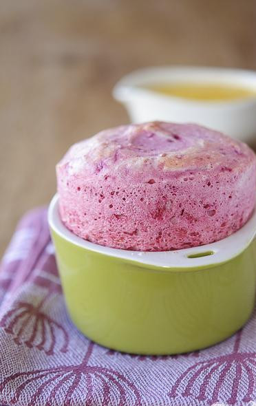 1. Этап. Свекольное суфле с апельсиновым курдом: 4. Свекольную смесь аккуратно вмешиваем лопаткой в белки. Достаем формы и заполняем смесью примерно на две трети. Разогреваем духовой шкаф до температуры двести градусов и отправляем туда формы минут на восемь-десять. Суфле заметно поднимется.