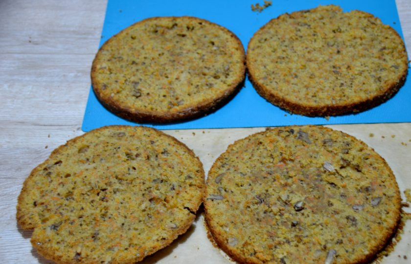 1. Этап. Морковный торт с вишней: Срежьте неровный верх бисквита, он будет использован для посыпки, разрежьте бисквит на три коржа.