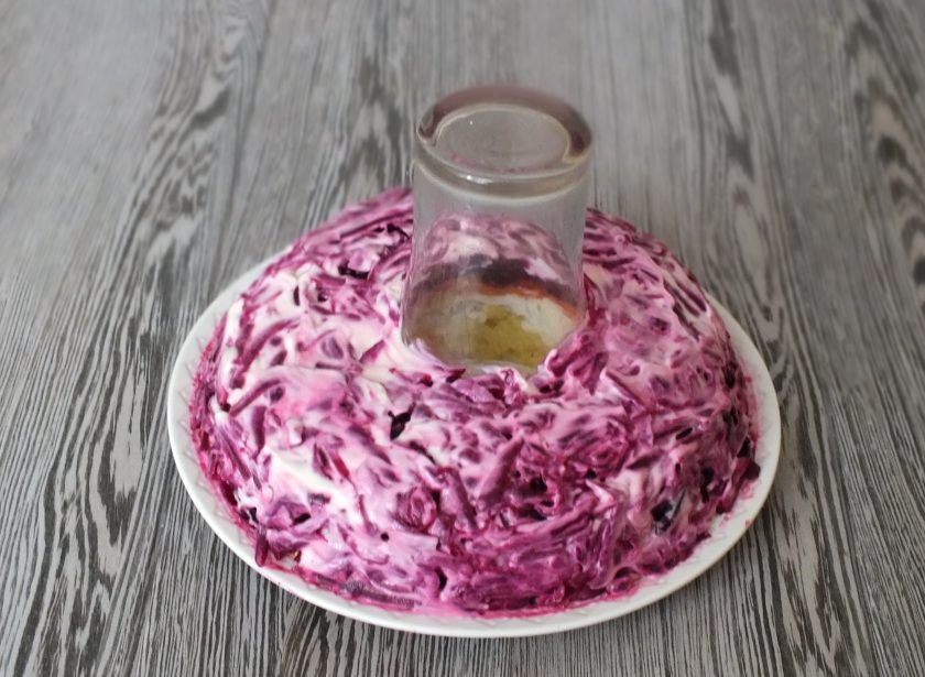 1. Этап. Салат Гранатовый браслет с черносливом и грецким орехом: Смажьте обильно майонезом.