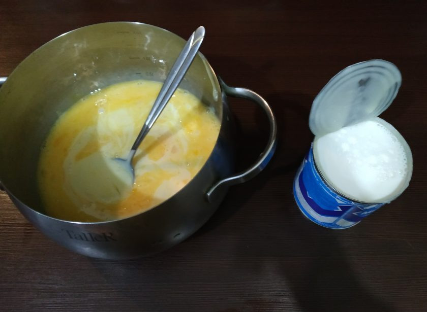 1. Этап. Торт Золотые купола: Пока готовятся наши профитроли и основа торта, приступим к крему. Смешайте молоко, сгущенку, яйцо, муку (4 ст. л.) и отправьте на огонь.