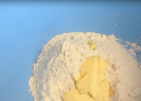 1. Этап. Кекс на сгущенном молоке: Добавляем очень мягкое сливочное масло.