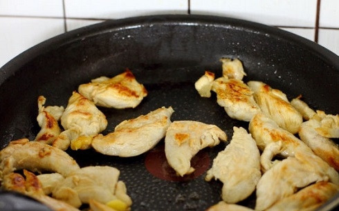 1. Этап. Салат из куринной грудки: Затем добавим на сковороду масло для жарки и обжарим кусочки куриной грудки до легкого румяного цвета. Затем пусть мясо остынет.
