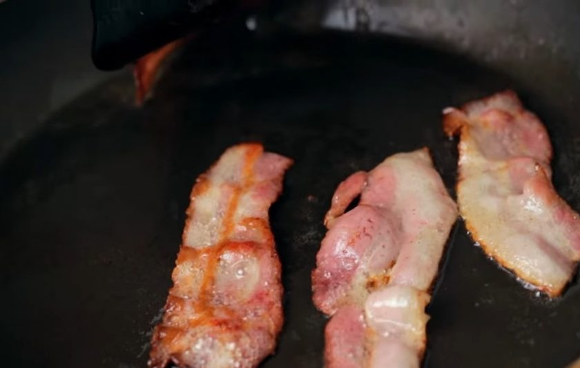 1. Этап. Панкейки с беконом: 3. Далее поджарьте бекон с обеих сторон на сухой сковороде и выложите его на бумажное полотенце, чтобы жир стек.