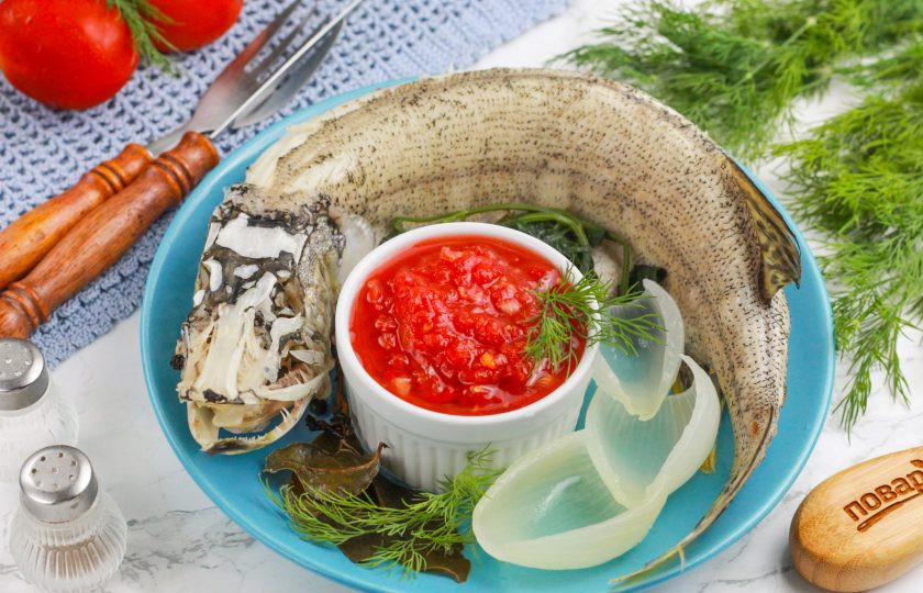 1. Этап. Отварная щука: Выложите отварную щуку на тарелку и подайте к столу с пряными соусами, хлебом, уксусом и т.д. Приятного вам аппетита!