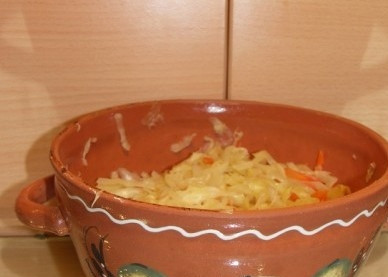 1. Этап. Суточные щи (рецепт классический): Оставшуюся луковицу измельчаем и обжариваем на сливочном масле, добавляем в горшок с кислой капустой.