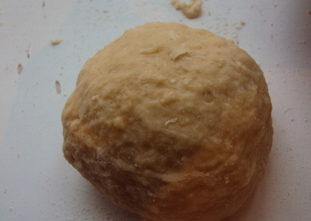 1. Этап. Тортеллини с мясом: Муку просеиваем и перемешиваем со щепоткой соли. Формируем из муки горочку и делаем в середине небольшое углубление. В него разбиваем 3 яйца, вливаем воду и оливковое масло, замешиваем тесто. Делаем это тщательно и не менее 5-10 минут, в итоге тесто должно получиться гладкое и эластичное, оставляем его на 10-15 минут.