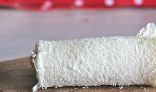 1. Этап. Омлет с хлебными рулетиками: Ломтик хлеба скрутить рулетиком.