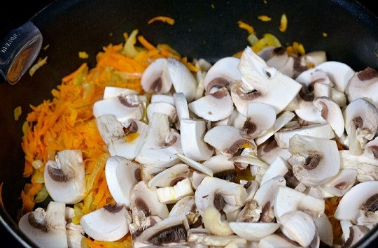 1. Этап. Печень куриная жареная с подливкой: 3. Чтобы печень куриная жареная с подливкой в домашних условиях была более насыщенного вкуса, рекомендую добавить также немного грибочков. Вымойте их, обсушите, нарежьте и выложите к овощам.