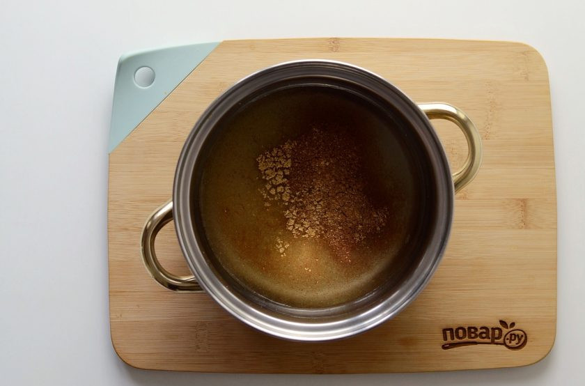 1. Этап. Новогодний кофе: Для сладкого сиропа в кастрюле соедините все специи, сахар, ванильный экстракт и воду. Доведите до кипения, затем томите на небольшом огне 15 минут.