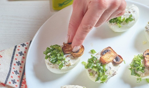 1. Этап. Фаршированные яйца с сыром: Положить поджареный шампиньон.