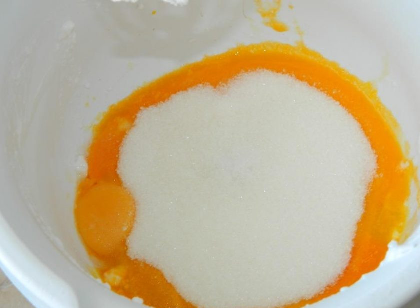 1. Этап. Шоколадный торт с малиной: Яйца взбейте с сахаром в пышную массу.