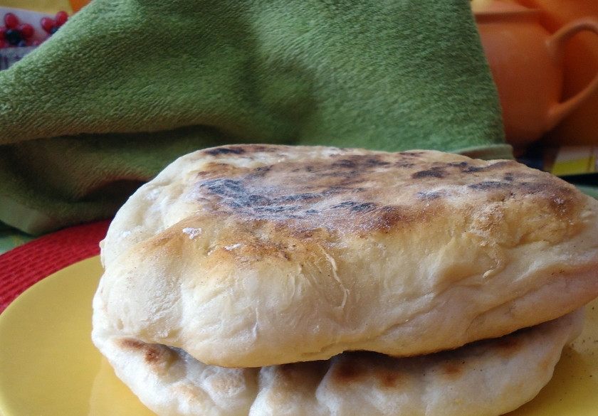 1. Этап. Пресные лепешки: 5. Дайте им немного остыть, а после подавайте к столу. Из указанного количества ингредиентов получается 2-3 средние лепешки.