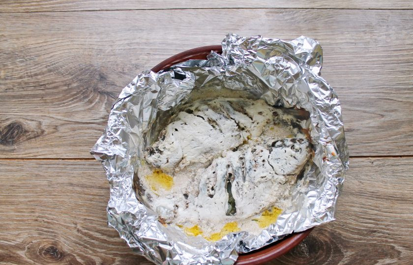 1. Этап. Караси в сметане в духовке в фольге: Закройте карасей фольгой и поставьте в горячую духовку. Запекайте карасей при температуре 180 градусов в течение 35 минут.