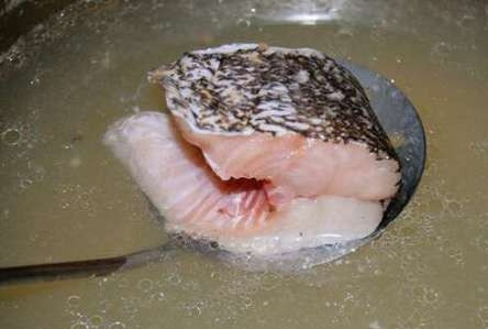 1. Этап. Уха по-царски: Убираем из бульона плавники, головы и хвосты. Добавляем куски щуки. Варим ее минут 20. После мы щуку тоже уберем. Я обжариваю ее на сливочном масле, получается отдельное кушанье.