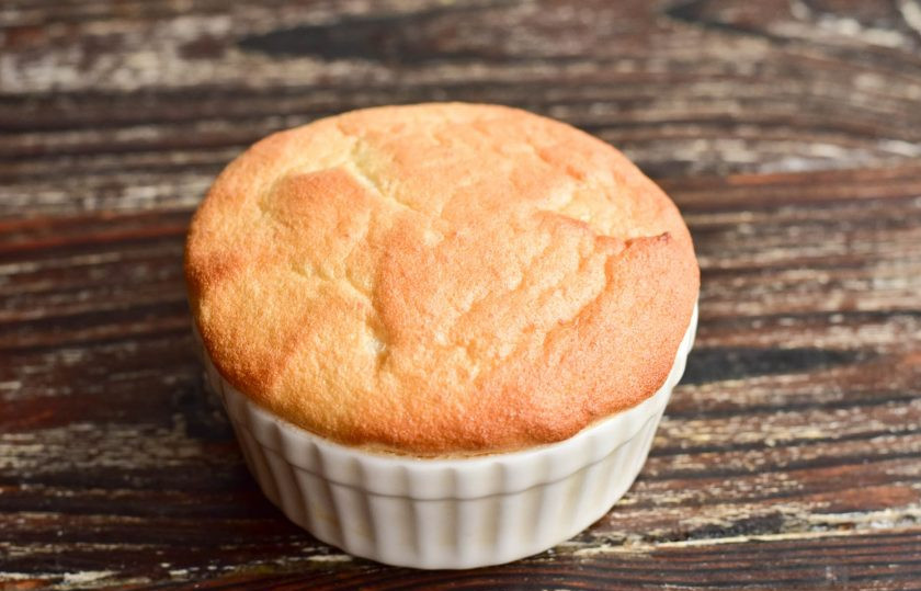 1. Этап. Медовое суфле: Отправьте его в разогретую до 190 градусов духовку на 15-20 минут.