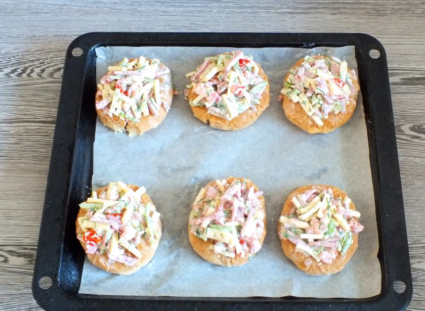 1. Этап. Мини-пиццы из баранок: Разложите горкой начинку. Поставьте противень в разогретую духовку на 15 минут или пока не начнет плавиться сыр и появляться румяная корочка.