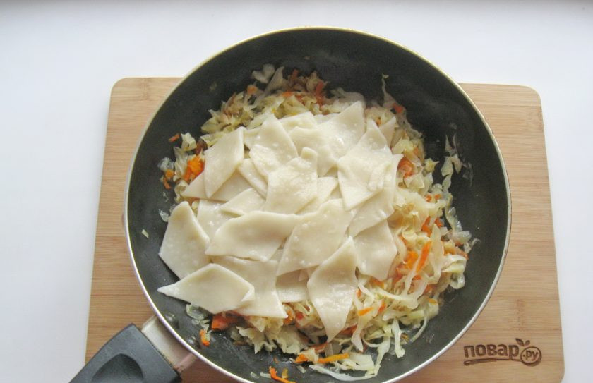 1. Этап. Ленивые вареники с капустой: Затем вскипятите воду и выложите в неё ромбы из теста. После того, как они всплывут, варите их 5-6 минут и доставайте шумовкой. Выложите на тушеную капусту.