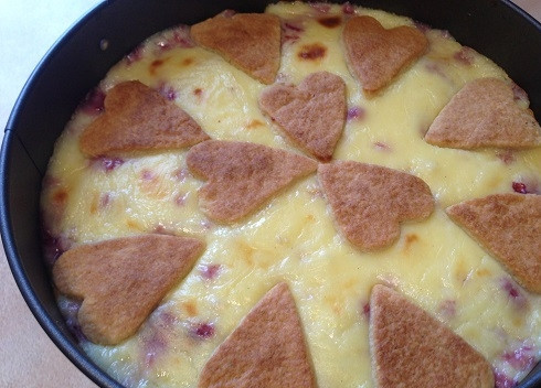 1. Этап. Пирог ко Дню влюбленных: 14. Выпекаем в разогретой до 180 градусов духовке минут 40 до подрумянивания сердечек.