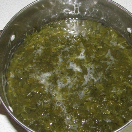 1. Этап. Холодник по-белорусски на кефире: Когда щавель закипел варить одну минуту и снять с огня. Охлаждать кастрюлю в тазу с холодной водой.