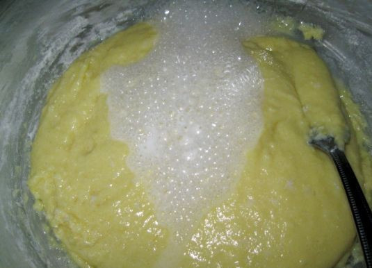 1. Этап. Рулет за 5 минут: Разбиваем в миску яйца и тщательно все перемешиваем, затем добавляем в тесто гашеную уксусом соду и соль.