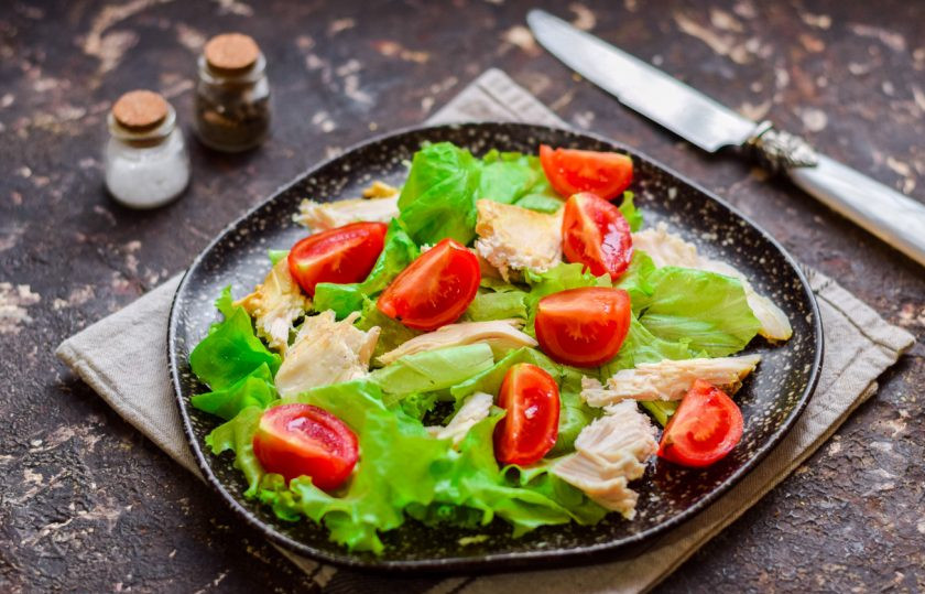 1. Этап. ПП Цезарь с курицей: Помидоры нарежьте дольками или пополам. Добавьте томаты в салат.