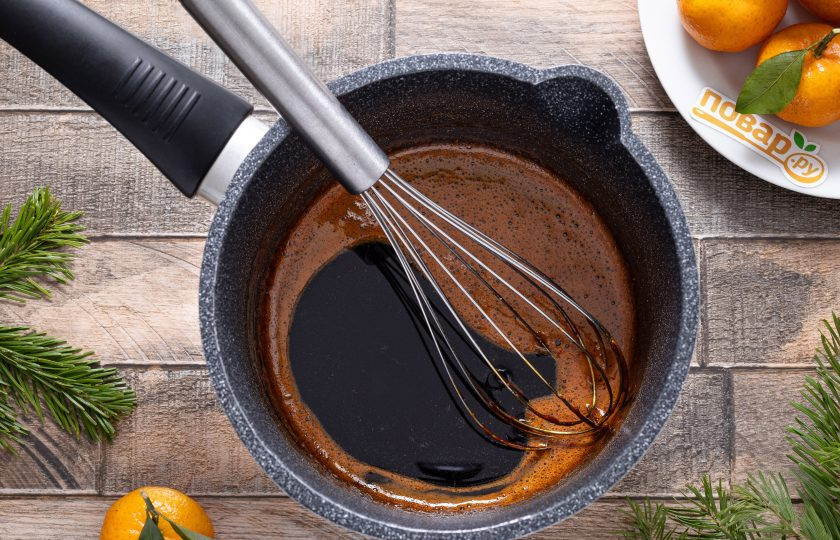 1. Этап. Домашнее имбирное печенье: Накройте ковшик крышкой и дайте немного остыть 5 минут. Затем добавьте растительное масло и перемешайте до однородной консистенции.