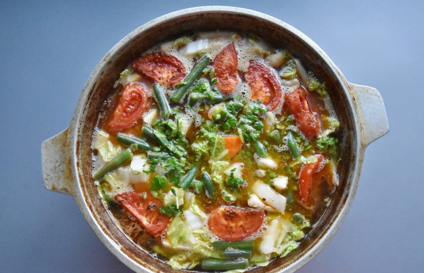 1. Этап. Ваджа для лагмана: Переложите в казан остальные овощи: болгарский перец, пекинскую капусту, фасоль, измельченный чеснок, зелень. Сверху разложите четвертинки обжаренных помидоров. Если цвет ваджи кажется вам бледным, можете добавить 1 ст .л. томатной пасты. Влейте воду, посолите по вкусу. Количество жидкости вливайте с учетом выпаривания. Готовое блюдо не должно быть слишком жидким или очень густым. Накройте казан крышкой и тушите блюдо на среднем огне 40 минут.