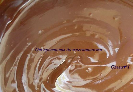 1. Этап. Торт Шоколадный трюфель без выпечки: Основа. Растопите шоколад на водяной бане со сливочным маслом и сиропом.