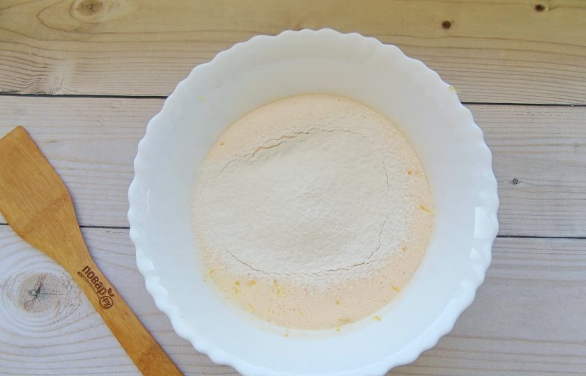 1. Этап. Лимонный кекс с сиропом: Добавьте разрыхлитель и просеянную муку.