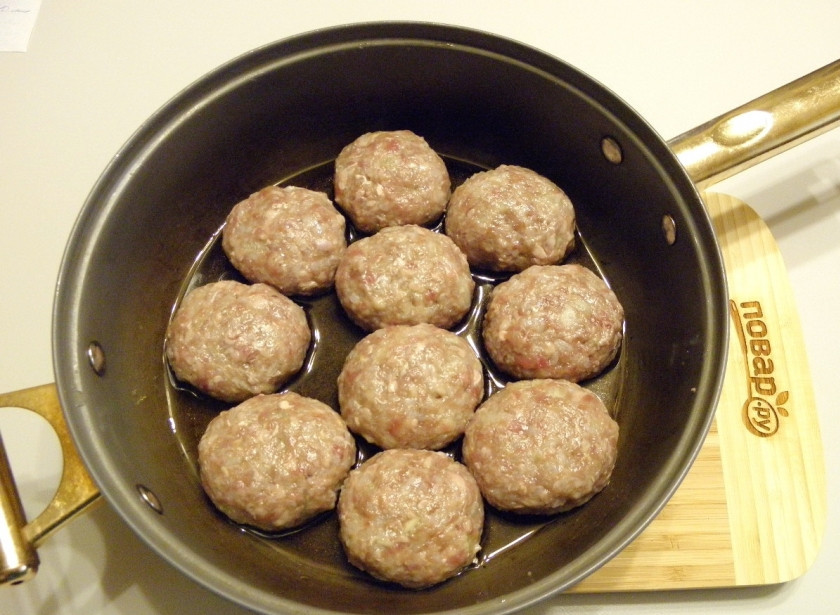 1. Этап. Тефтели (классический рецепт): Влажными руками сформируйте тефтели среднего размера. Обжарьте их на растительном масле. Степень 